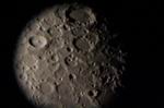 Krátery měsíce skrz teleskop